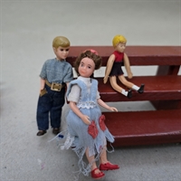 dukkemor-hesthale-hvid-lyseblaat-toej-far-bukser-bluse-stort-metal-baeltespaende-barn-blaat-roedt-toej-dukker-vintage-dukkehuset